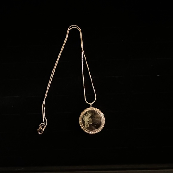 ME Makeover Essentials Jewelry - Floating Locket